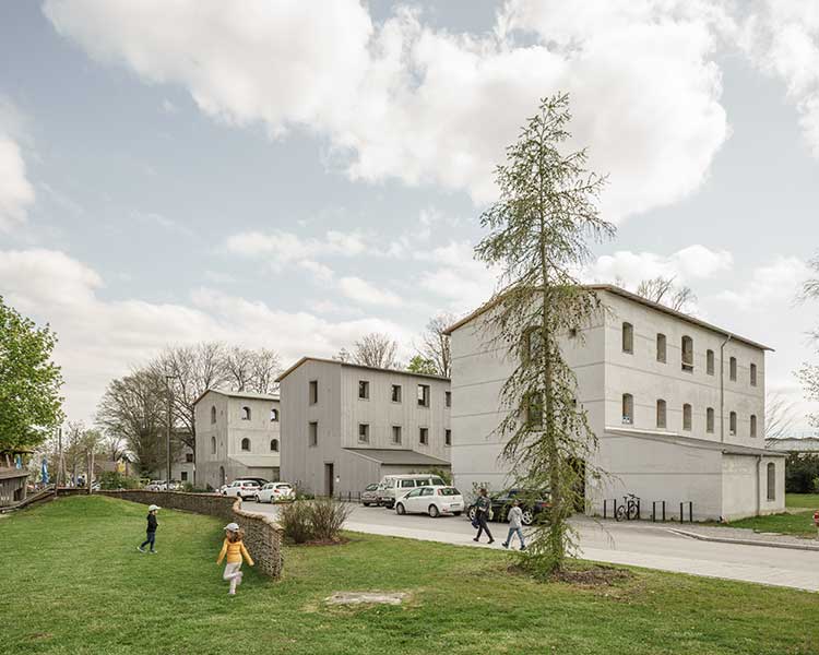 Das Foto zeigt die drei Forschungshäuser in Bad Aibling. 