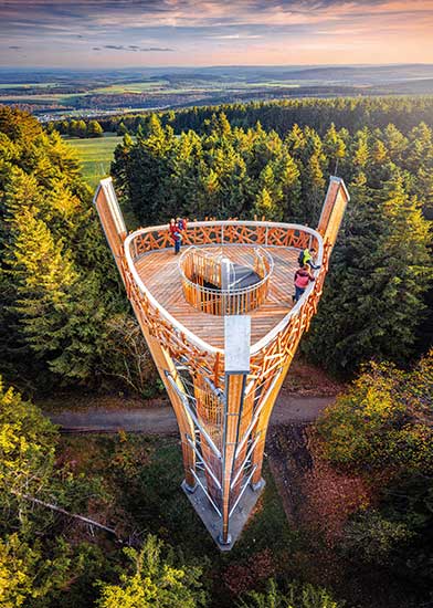 Die Aussichtsplattform des neuen Idarkopf-Turms liegt auf 28 m Höhe und ruht auf drei sich nach oben öffnenden Brettschichtholzstützen wie ein Vogelnest in einer Astgabel. 