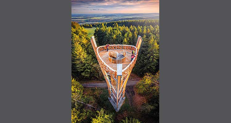 Die Aussichtsplattform des neuen Idarkopf-Turms liegt auf 28 m Höhe und ruht auf drei sich nach oben öffnenden Brettschichtholzstützen wie ein Vogelnest in einer Astgabel. 