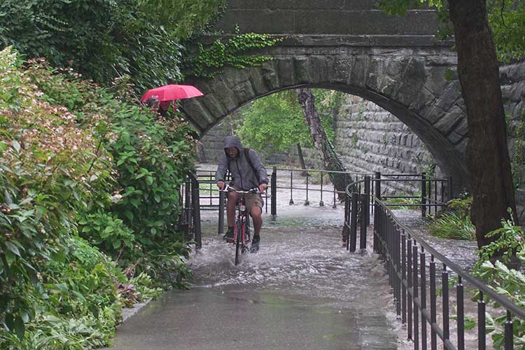 Überflutung eines Fuß- und Radwegs nach Starkregen am 19.08.2022 in der Innenstadt von Überlingen/Bodensee 