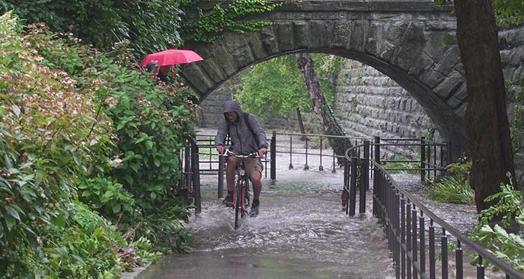 Überflutung eines Fuß- und Radwegs nach Starkregen am 19.08.2022 in der Innenstadt von Überlingen/Bodensee 