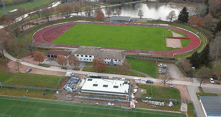 Luftbild Sportanlage Im Haberfeld, Donaueschingen. Neubau des Vereinsheims SSC unten im Bild, mit weißer Dachabdichtung, vor dem Aufbau des Retentionsgründachs Sponge City Roof.  