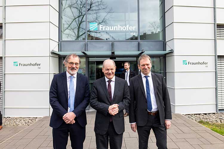 Bundeskanzler Olaf Scholz und die Institutsleiter des Fraunhofer ISE, Prof. Andreas Bett (l.) und Prof. Hans-Martin Henning (r.) am Fraunhofer ISE in Freiburg 