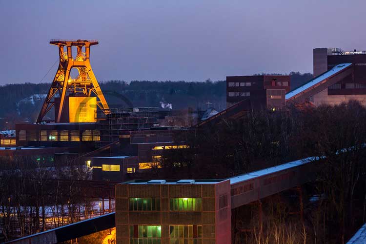 Zollverein: Schacht XII mit Doppelbock-Fördergerüst, Kohlenwäsche und Bandbrücken 