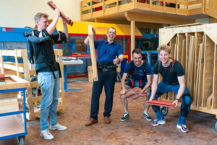 Vier Studierende der Hochschule Biberach testen Exoskelette  