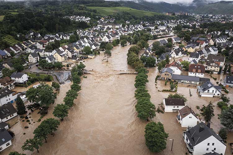 Luftbild »Überschwemmte Straßen und Häuser im Ahrtal« 