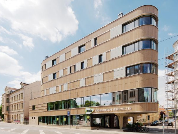 Außenansicht Holzhaus Leipzig-Lindenau (Sachsen) schräg frontal 