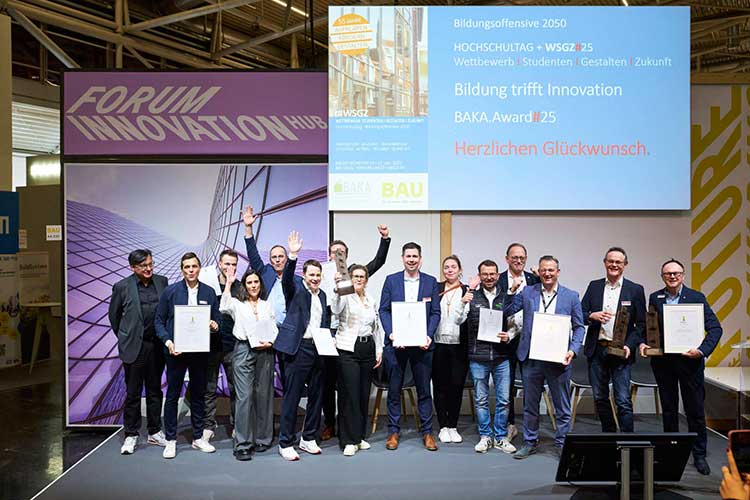 Gruppenbild der Gewinner der Innovationspreise für Altbauerneuerung 